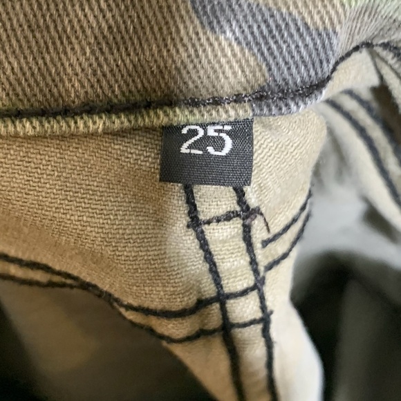 ❤️ CARMAR Camo Raw Hem Mid Rise Skinny Jeans - Picture 10 of 12
